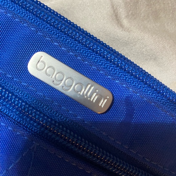 Baggallini Royal Blue Wristlet - Picture 6 of 6